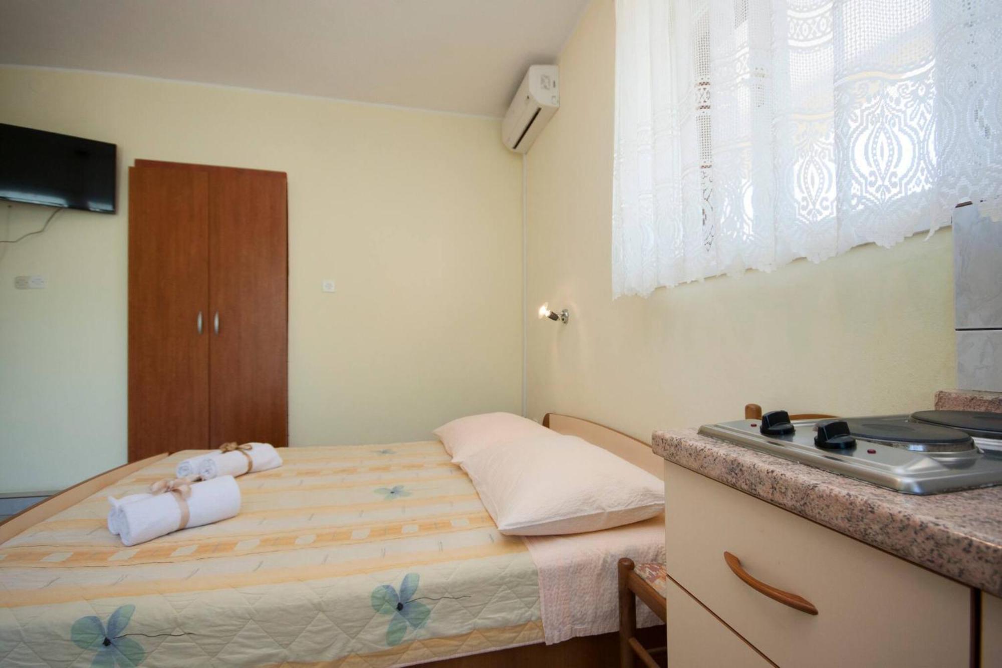 Family Apartments & Rooms Mikelin Primošten Exterior foto